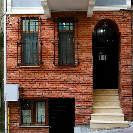 Otel Beans House 8-26 3*